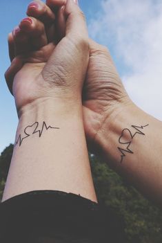 Featured image of post Tatuagem De Casal Pequena No Pulso